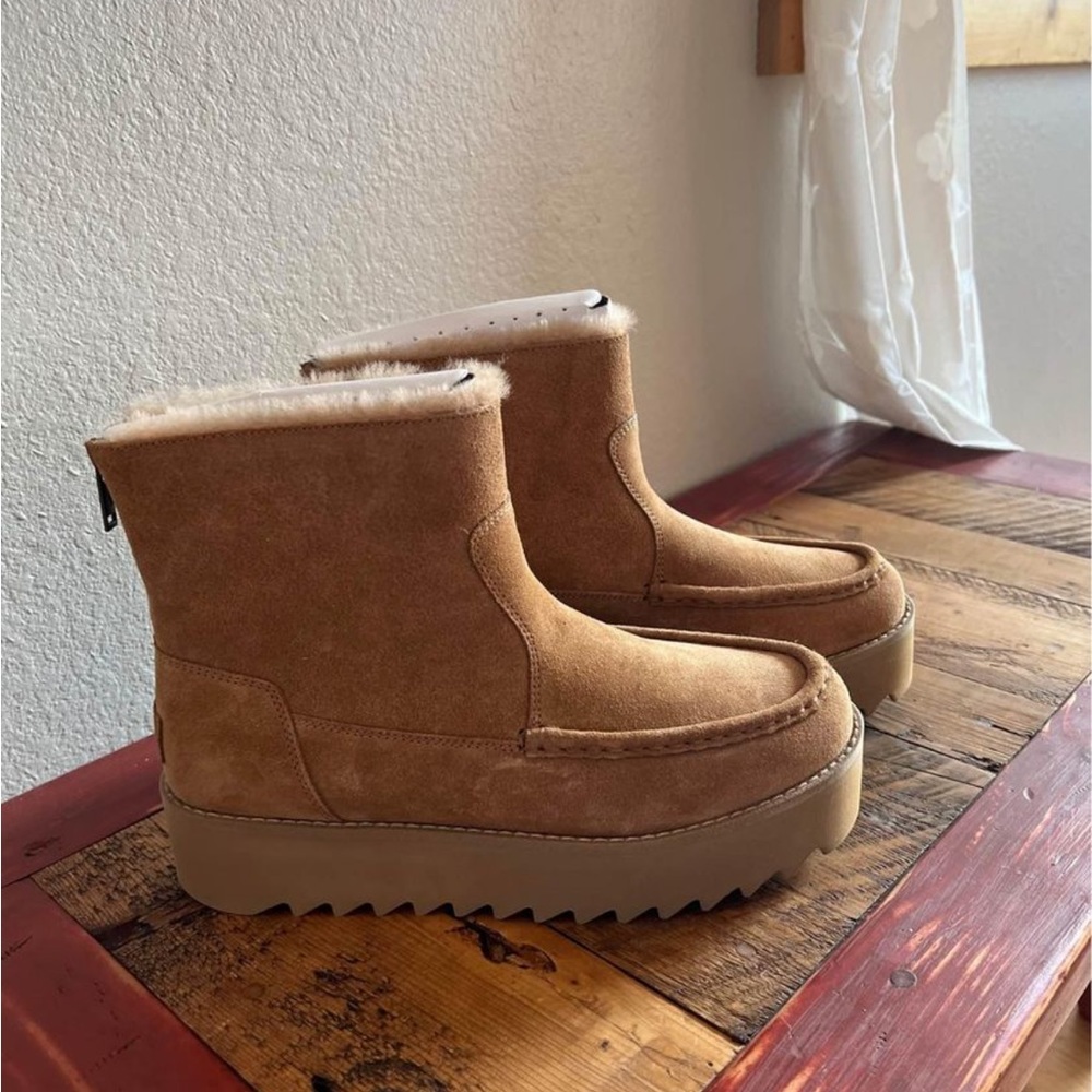 Ugg Classic Rising Heel-Zip Boot